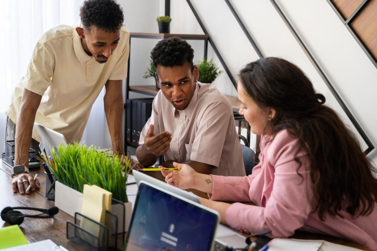 Equipo trabajando en análisis financiero colaborativo